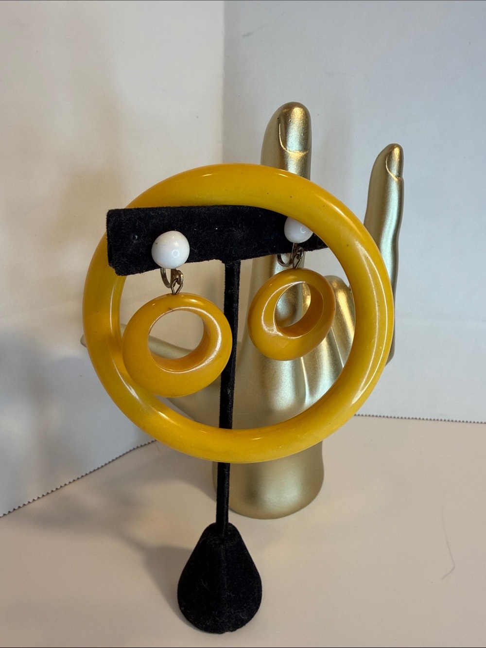 Vintage Bakelite Yellow/Gold Bracelet and Earrings - Picture 3 of 3